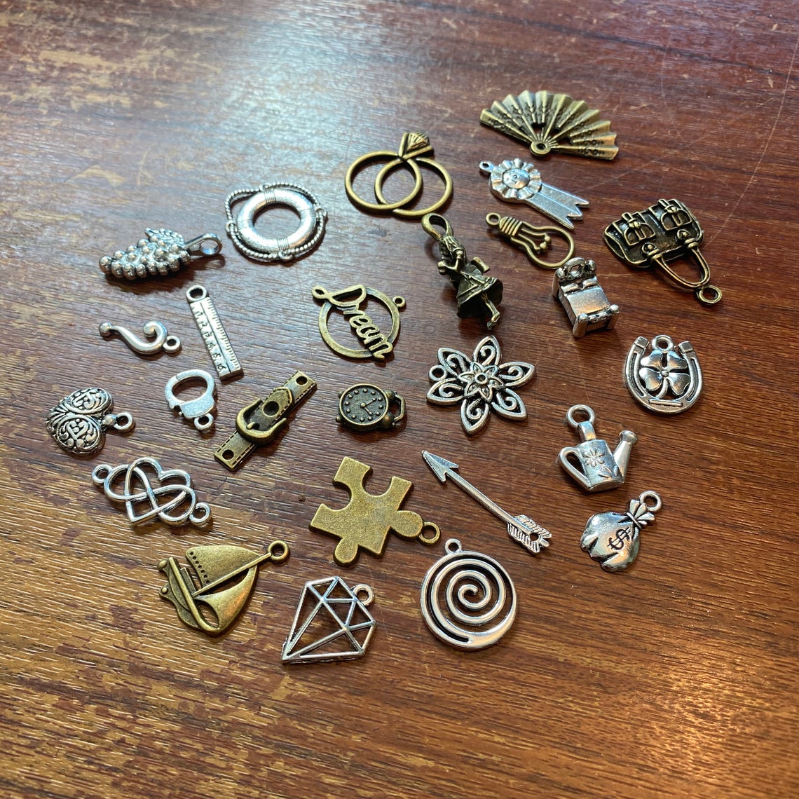 Adivinación con dijes o "charm casting"